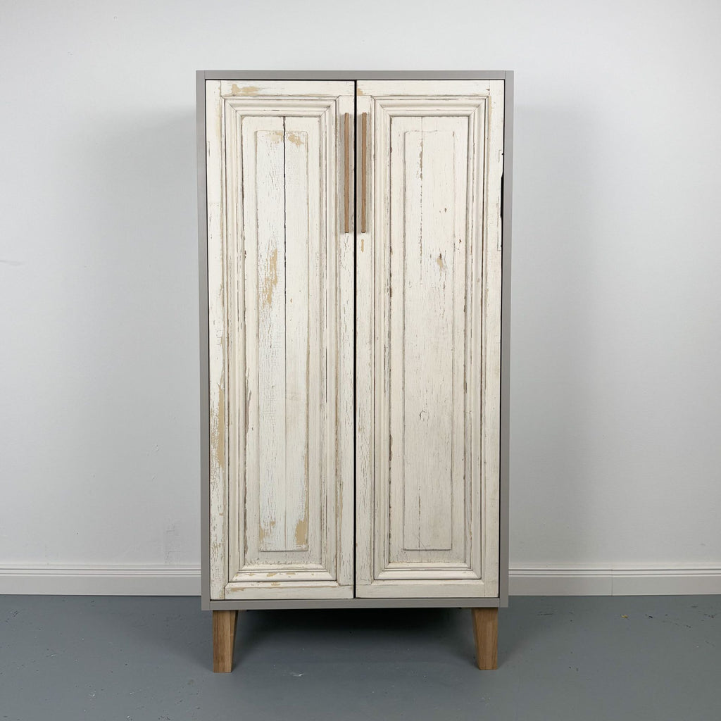 moderne Kommode mit antiken Kassettentüren